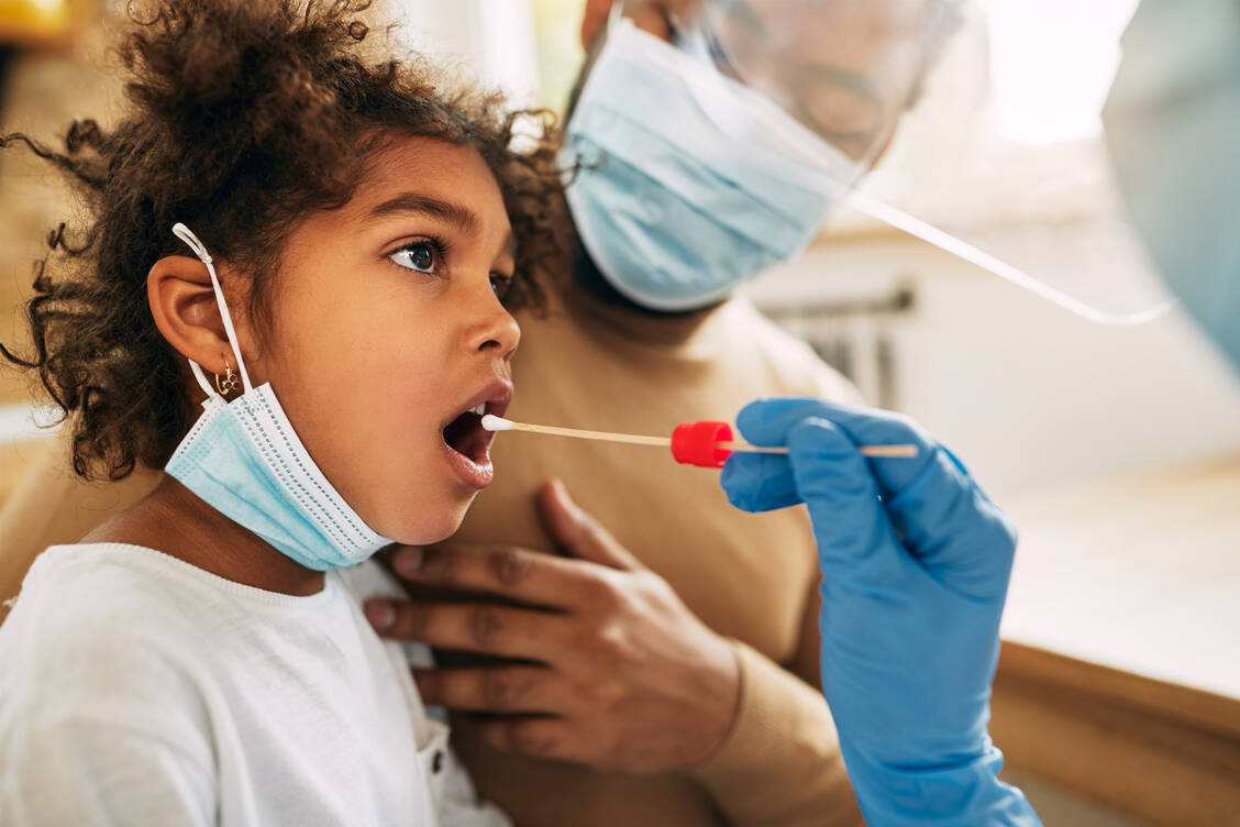 Kinder erkranken bei einer Coronainfektion in der Regeln nicht schwer – das könnte am empfindlichen Viren-Alarmsystem der Epithelzellen der oberen Atemwege liegen. / Foto: Getty Images/Drazen Zigic