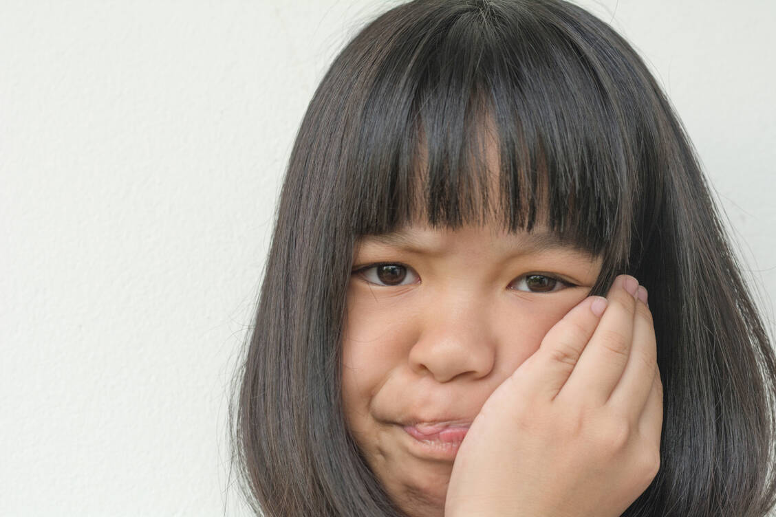 Au Backe! Bei einer entzündeten Ohrspeicheldrüse gilt es, an eine Mumps-Infektion zu denken. / Foto: Adobe Stock/Khunatorn