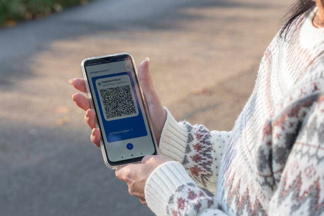 Die digitalen Covid-19-Impfzertifikate sind und bleiben auch für die Zukunft wichtig. Gerade für die Einreise nach Deutschland sind ab Oktober etwa drei Einzelimpfungen nötig. / Foto: AdobeStock/Ronald Rampsch