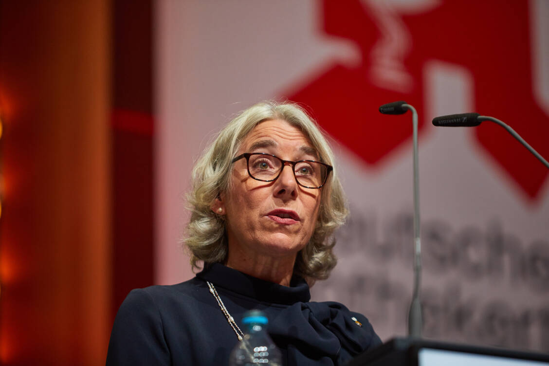 Apotheken müssten sich endlich wieder Kernaufgaben widmen können – sie würden aber »durch rigide Sparmaßnahmen bestraft«, sagt ABDA-Chefin Gabriele Regina Overwiening (hier ein Archivbild). / Foto: ABDA/Erik Hinz