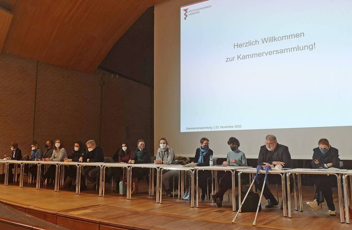 Die Vollversammlung der Hamburger Apothekerschaft tagte pandemiekonform mit Masken im Audimax der Uni Hamburg. / Foto: PZ/Daniela Hüttemann