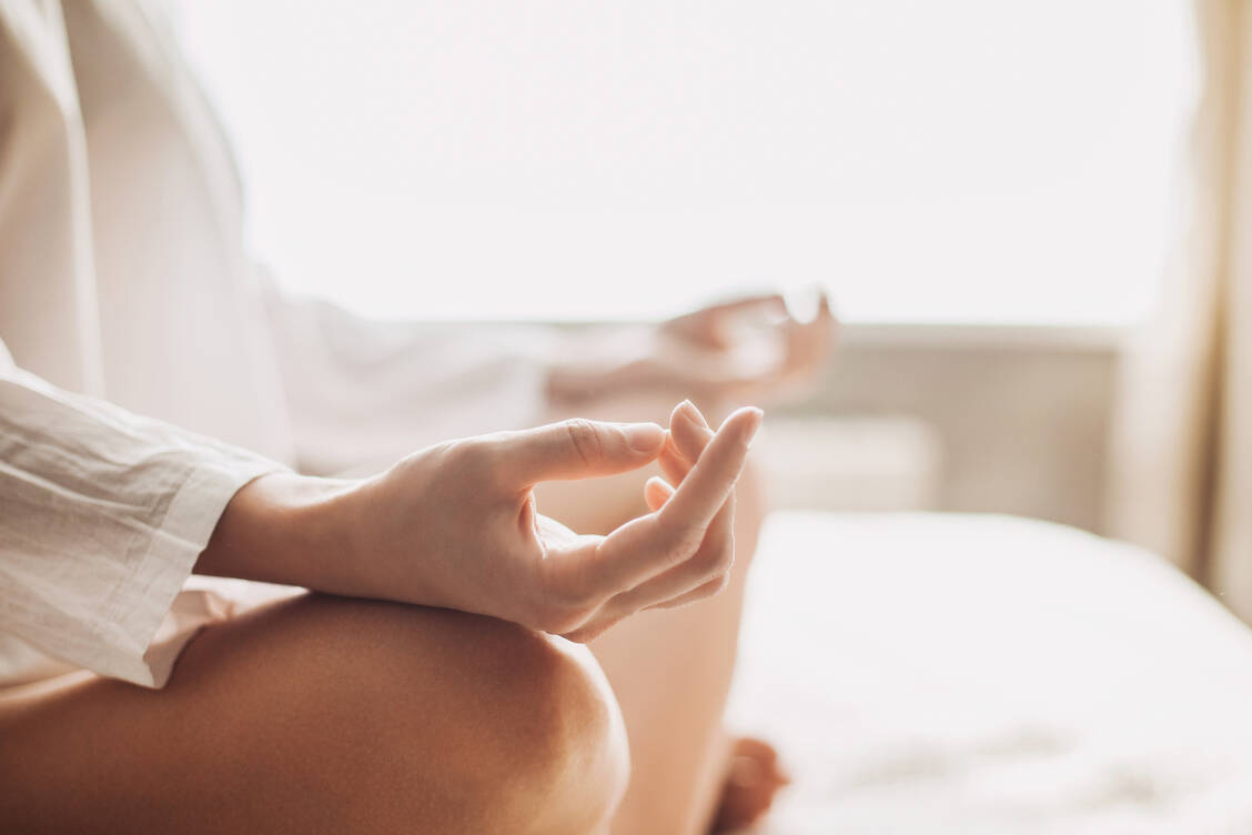 Achtsamkeitsbasierte Meditation kann möglicherweise Angststörungen reduzieren.  / Foto: Adobe Stock/kite_rin