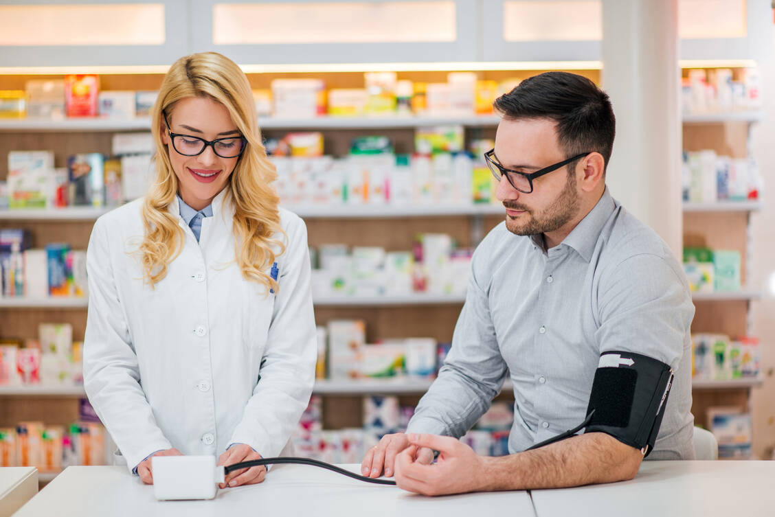 Seit Mitte 2022 können Patienten in der Apotheke pharmazeutische Dienstleistungen bekommen, die ihre Krankenkasse dann bezahlt. Eine der Basis-Dienstleistungen ist das standardisierte Blutdruckmessen. / Foto: Adobe Stock/bnenin