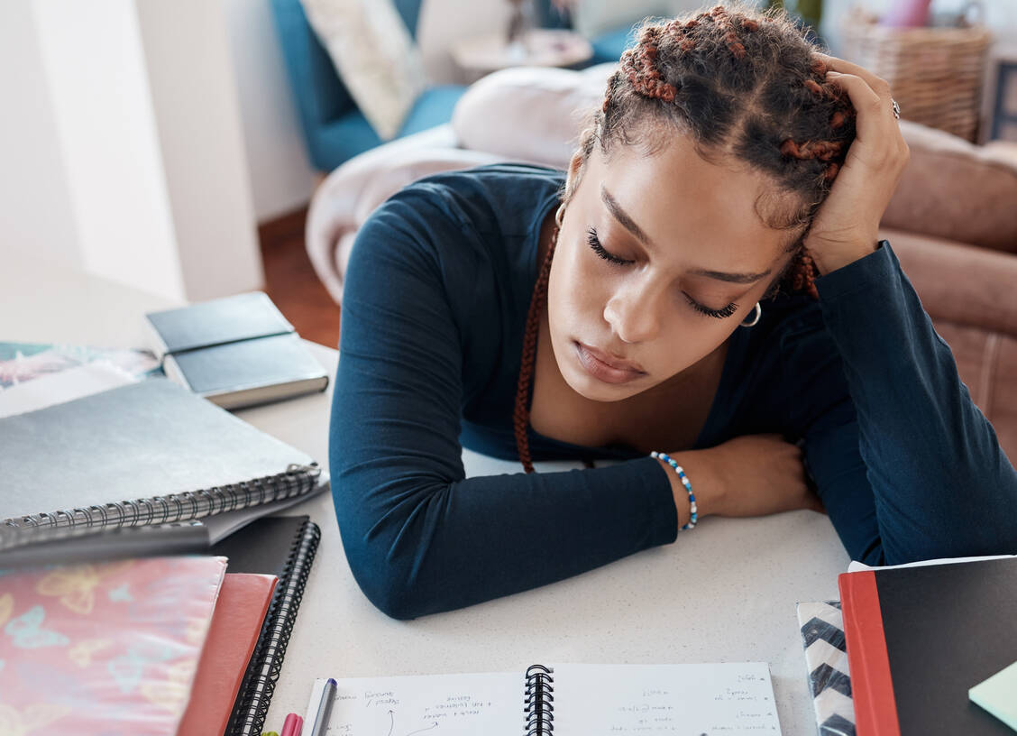 Überfordert vom Studium? Die Hochschulen oder Studierendenwerke helfen mit psychotherapeutischen Beratungsangeboten.  / Foto: Adobe Stock/C Davids/peopleimages.com