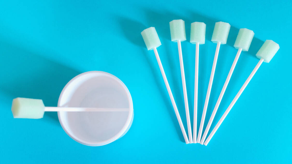 Tupfer für die Mundpflege können mit der Lieblingsflüssigkeit des Patienten befeuchtet werden. / Foto: Shutterstock/Yaya Photos