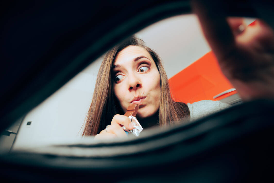 Bei Stress greifen viele Menschen zu Schokolade oder anderen hochkalorischen Lebensmitteln. / Foto: Getty Images/nicoletaionescu