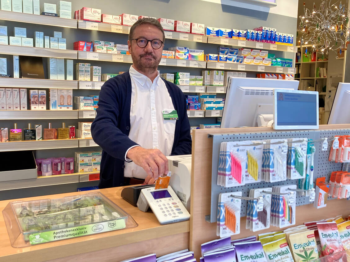 Apotheker Johannes Bayer wünscht sich, dass mehr Patienten mit E-Rezepten kommen. Das Einlösen klappe problemlos, betont er. / Foto: PZ/Anne Orth
