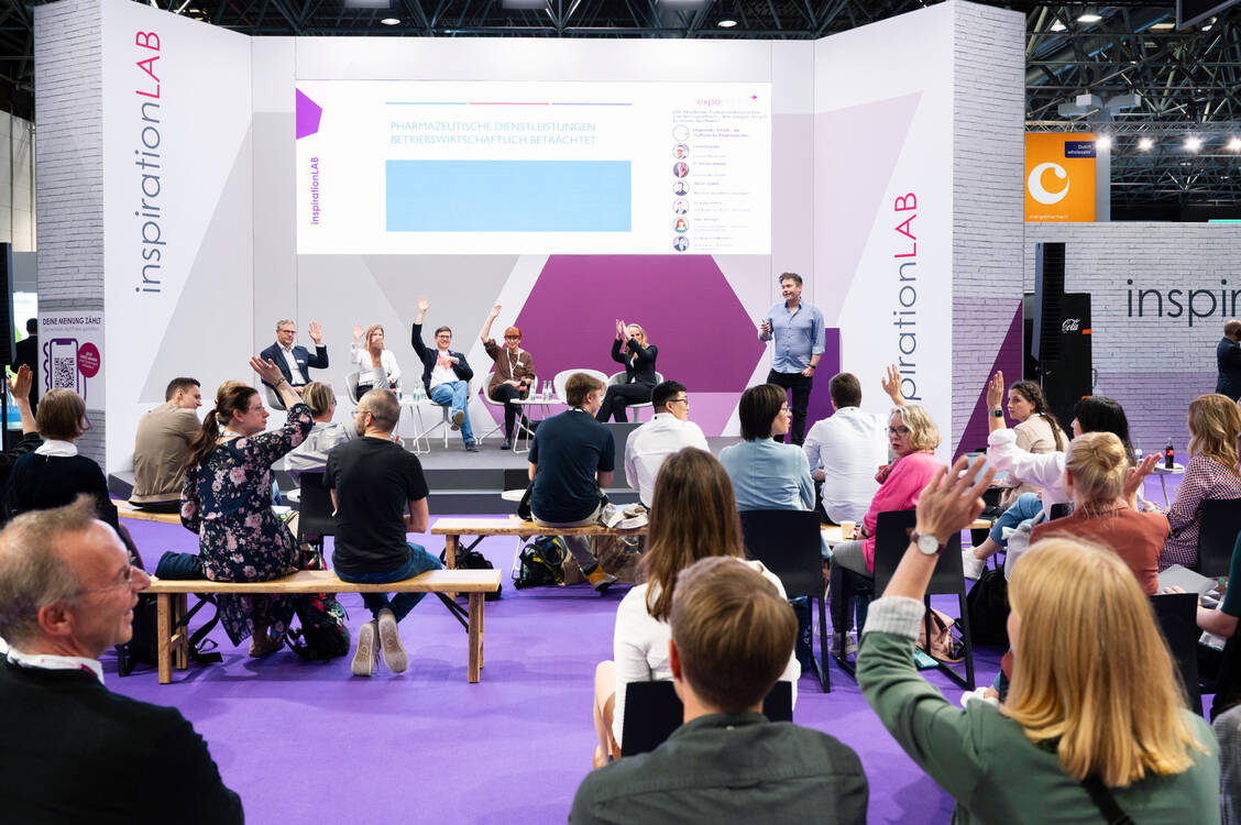 Auf die Frage von Stefan Göbel, wer unter den Zuhörerinnen und Zuhörern schon einmal pharmazeutische Dientsleistungen angeboten hat, meldeten sich schon deutlich mehr Menschen als noch vergangenes Jahr bei der Expopharm. / Foto: Avoxa/Expopharm