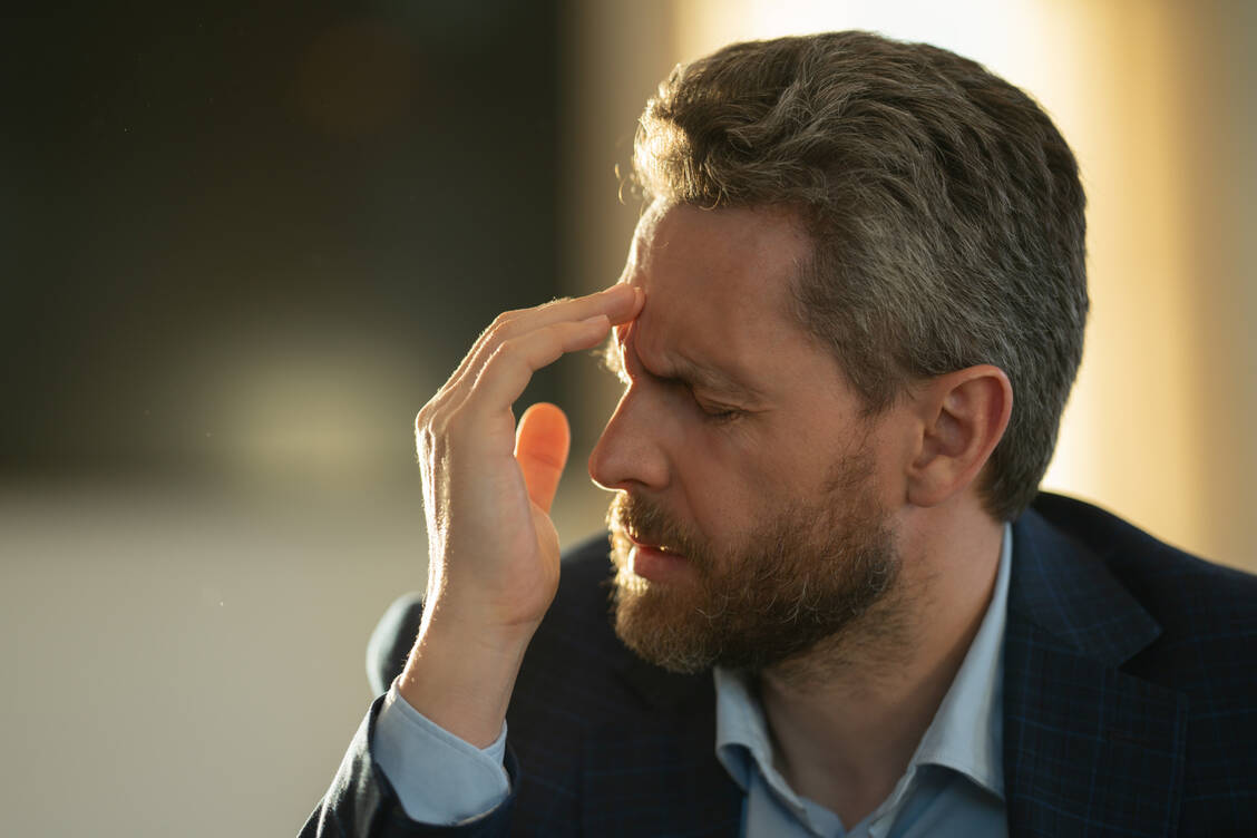 »Wenig Schlaf, viel arbeiten, danach aber nicht entspannen – das ist eine Lebensweise, die Spannungskopfschmerz unterhält«, sagt Professor Dr. Ulrich Pulkowski, Chefarzt der Klinik für Neurologie an der Schön Klinik Rendsburg. / Foto: Adobe Stock/Volodymyr