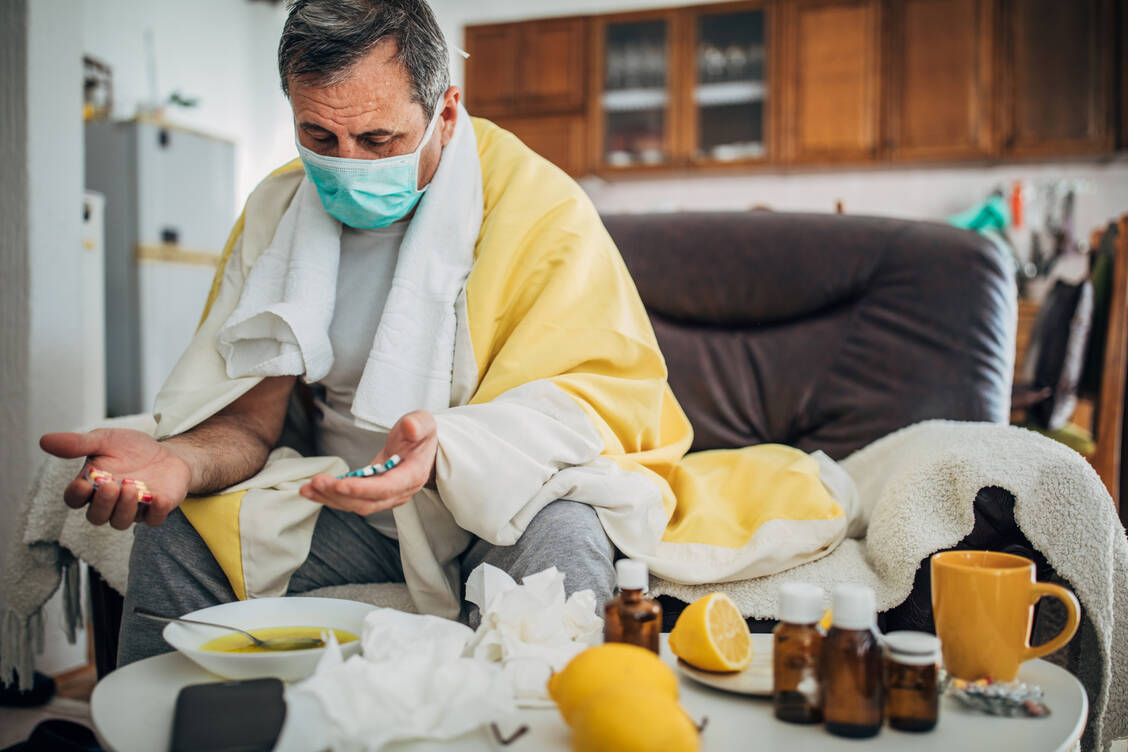 Gegen Covid-19 ist bislang kein Kraut gewachsen beziehungsweise wissenschaftlich gut genug untersucht. Patienten sollten nicht auf unseriöse Versprechen dubioser Nahrungsergänzungsmittel-Anbieter hereinfallen. / Foto: Getty Images/Nes