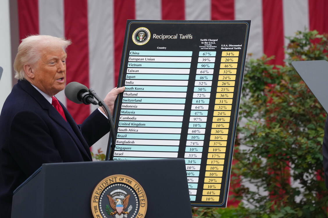 US-Präsident Donald Trump kündigt Zölle in Höhe von 20 Prozent auf EU-Produkte an. / © Andrew Leyden/ IMAGO/NurPhoto