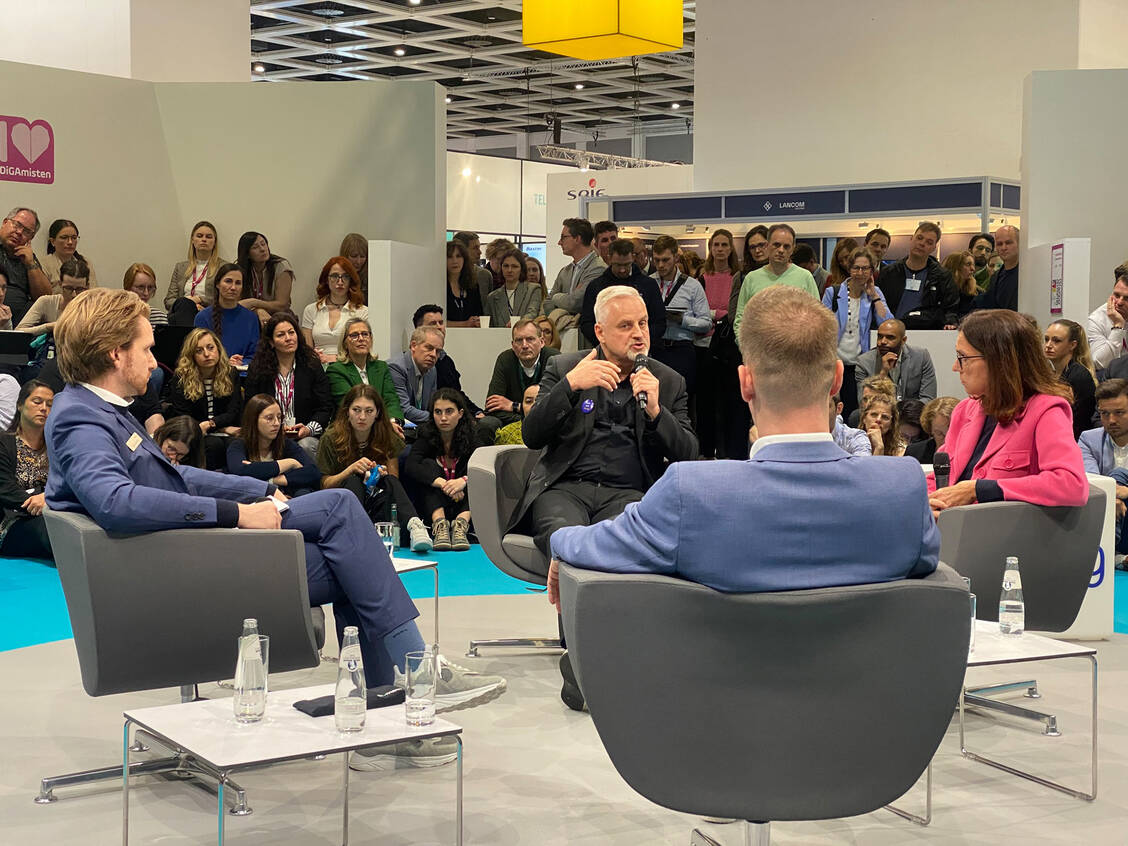 Das Panel "Die elektronische Patientenakte auf dem Prüfstand: Politische Weichenstellungen und Perspektiven für eine umfassende Versorgung" auf der DMEA 2025 in Berlin. / © PZ/ Alexandra Amanatidou