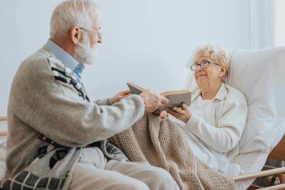 Therapieziele müssen bei älteren Menschen individuell festgelegt werden – beim Blutzucker ebenso wie beim Blutdruck. / Foto: Adobe Stock/Photographee.eu