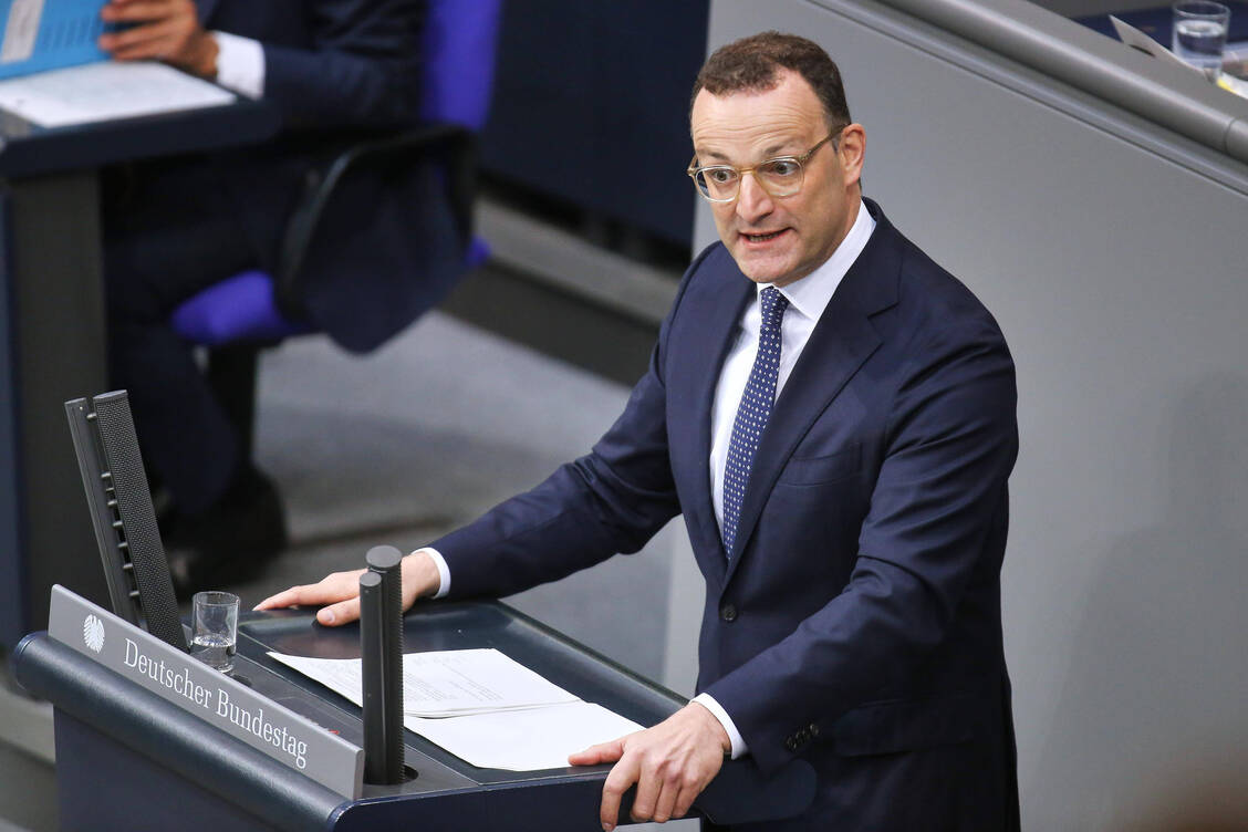 CDU-Fraktionsvorsitzender Jens Spahn gerät bei der Generaldebatte im Bundestag wegen der Maskenaffäre ins Visier.  / © IMAGO/dts Nachrichtenagentur