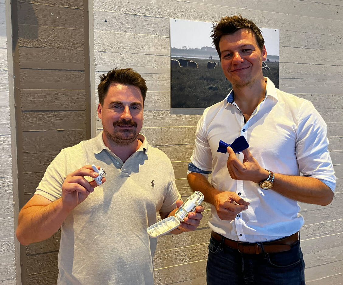Im Seminar von Dr. Dominik Bauer (links) und Dr. Philllip Kircher ging es um verschiedene Arzneiformen, darunter auch Adrenalin-Nasensprays oder Hilfsmittel für die Applikation von Augentropfen. / © PZ/Daniela Hüttemann