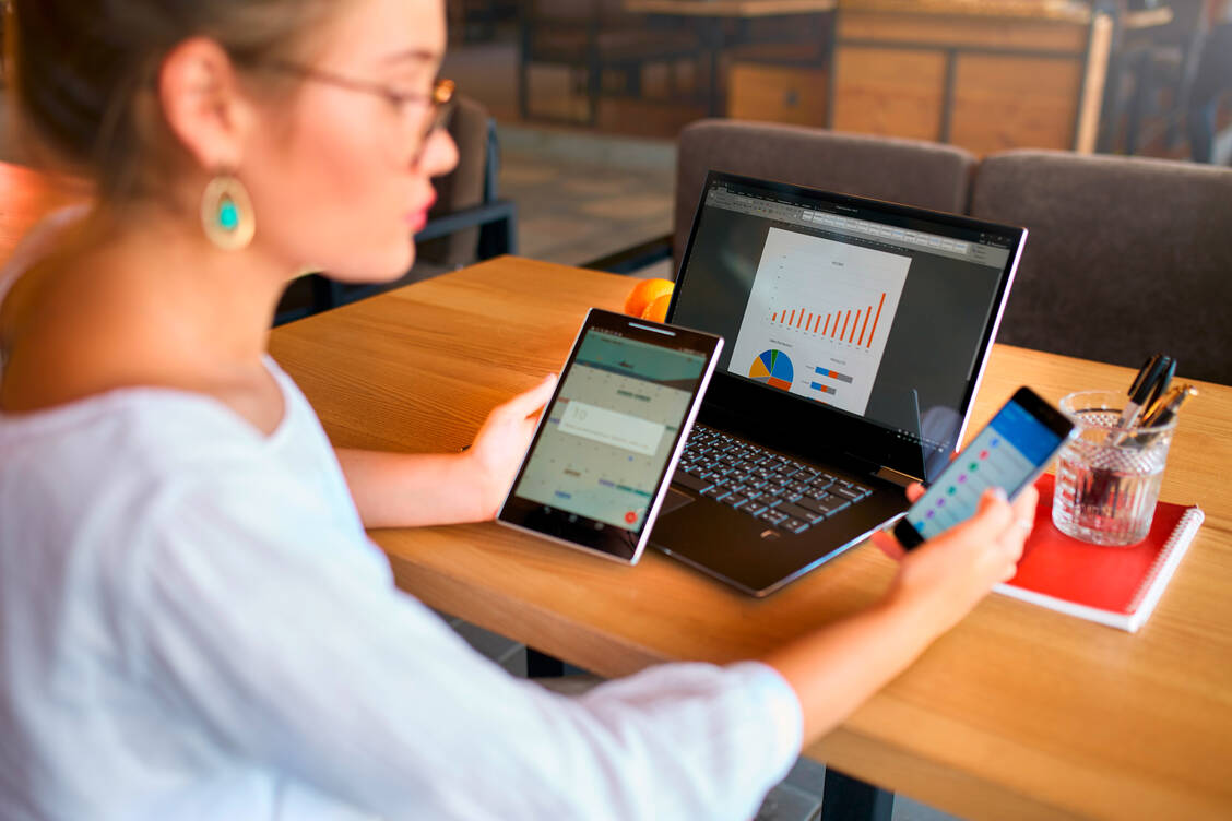 Medien-Multitasking könnte möglicherweise mit Aufmerksamkeitsstörungen und Vergessenheit einhergehen, wie kürzlich veröffentlichte Studienergebnisse vermuten lassen. / Foto: Adobe Stock / Artyom Medvediev