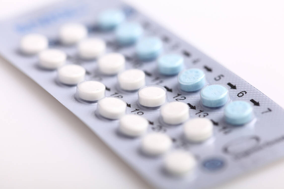 Die Nutzung der Antibabypille ist bei jungen Frauen in Deutschland tendenziell eher rückläufig, was möglicherweise auf Sorgen um die Verträglichkeit zurückzuführen ist. Apotheker können diese durch Aufklärung zu Risiken, aber auch positiven Effekten eventuell mindern.  / Foto: Adobe Stock/Sven Bähren