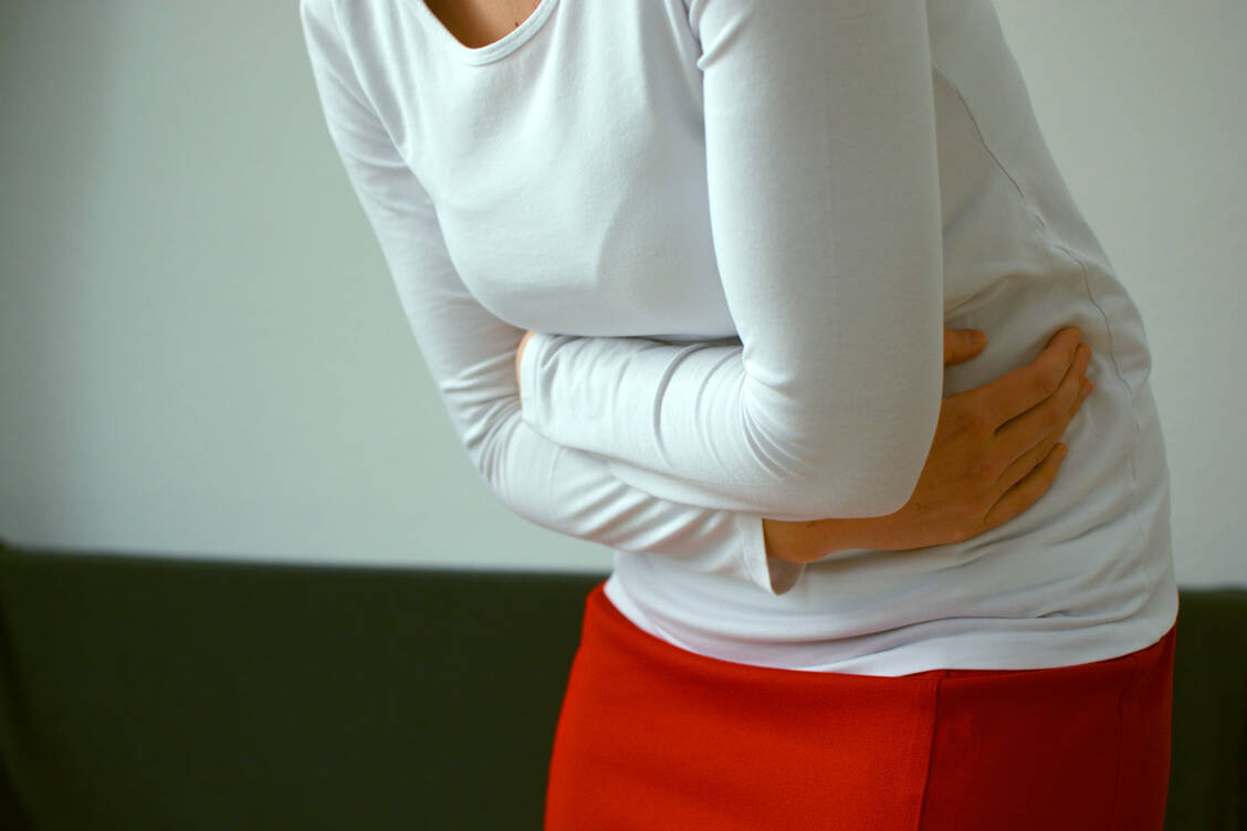 Die wichtigsten Symptome der chronisch-entzündlichen Darmerkrankungen sind starke Bauchschmerzen und Durchfälle, die die Patienten massiv belasten. / © Adobe Stock/asbe24