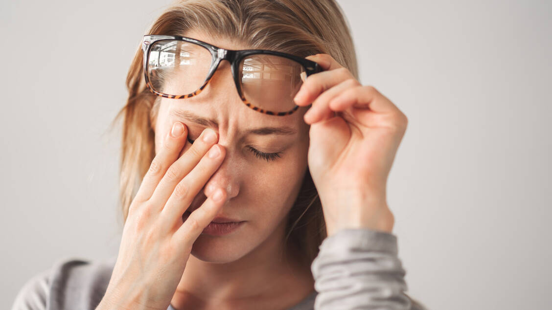 Starke Kurzsichtigkeit ist ein Risikofaktor für eine Netzhautablösung, die zu dauerhafter Erblindung führen kann. Wer Lichtblitze sieht, sollte dies sofort abklären lassen. / © Getty Images/seb_ra