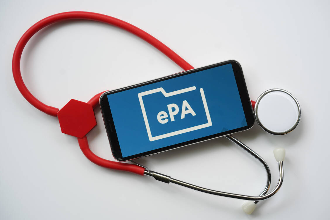Die elektronische Patientenakte soll den Austausch medizinischer Informationen zwischen Patienten, Arztpraxen und Apotheken erleichtern. Doch die tatsächliche Nutzung bleibt laut einer aktuellen Umfrage bislang gering. / © picture alliance / Jörg Carstensen