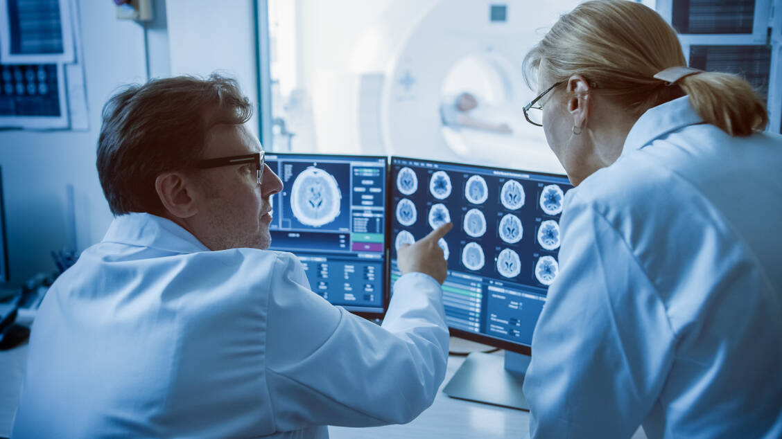 Zur Diagnose und Therapieplanung bei Patienten mit Hirntumoren werden nicht nur bildgebende Verfahren eingesetzt, sondern auch epigenetische Marker überprüft. / Foto: Shutterstock/Gorodenkoff