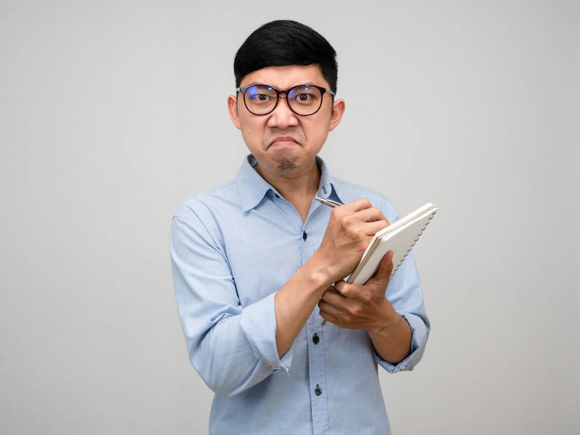 Die Studienteilnehmer sollten ihre Wut über eine ungerechte Bewertung aufschreiben und entweder schreddern oder abheften – Schreddern funktionierte besser (Symbolbild). / © Getty Images/Thanasak Wongsuk