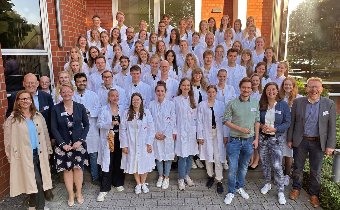 Bei der feierlichen »White-Coat-Ceremony« in der Apothekerkammer Westfalen-Lippe haben 66 Pharmazie-Studierende einen weißen Apothekerkittel zum Start in den klinischen Teil des Studiums erhalten. / Foto: AKWL/Sokolowski