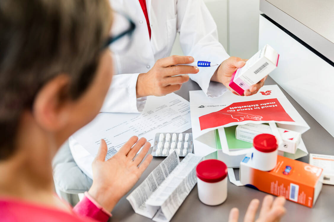 Im Rahmen von ARMIN wurde die gesamte Medikation des teilnehmenden multimorbiden Patienten analysiert, inklusive OTC und Nahrungsergänzungsmitteln. Das jeweils betreuende Arzt-Apotheker-Paar hat die Arzneimitteltherapie koordiniert und IT-gestützt begleitet. / Foto: ABDA