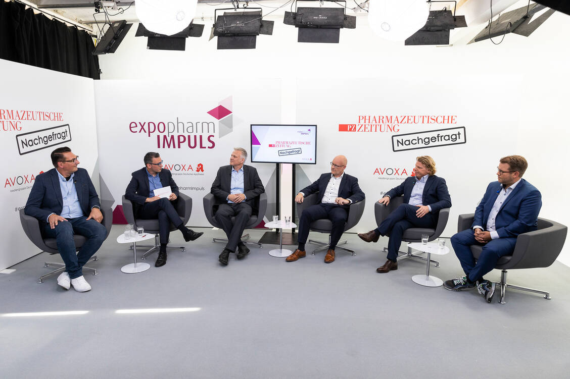 Vergangenes Jahr coronabedingt im Rahmen der Expopharm Impuls aus dem Fernsehstudio, dieses Jahr wieder live auf der Bühne sprechen PZ-Chefredakteur Benjamin Rohrer (zweiter von links) und PZ-Redakteurinnen mit wichtigen Playern im Apothekenmarkt über aktuelle Themen. / Foto: Avoxa/Philipp Külker