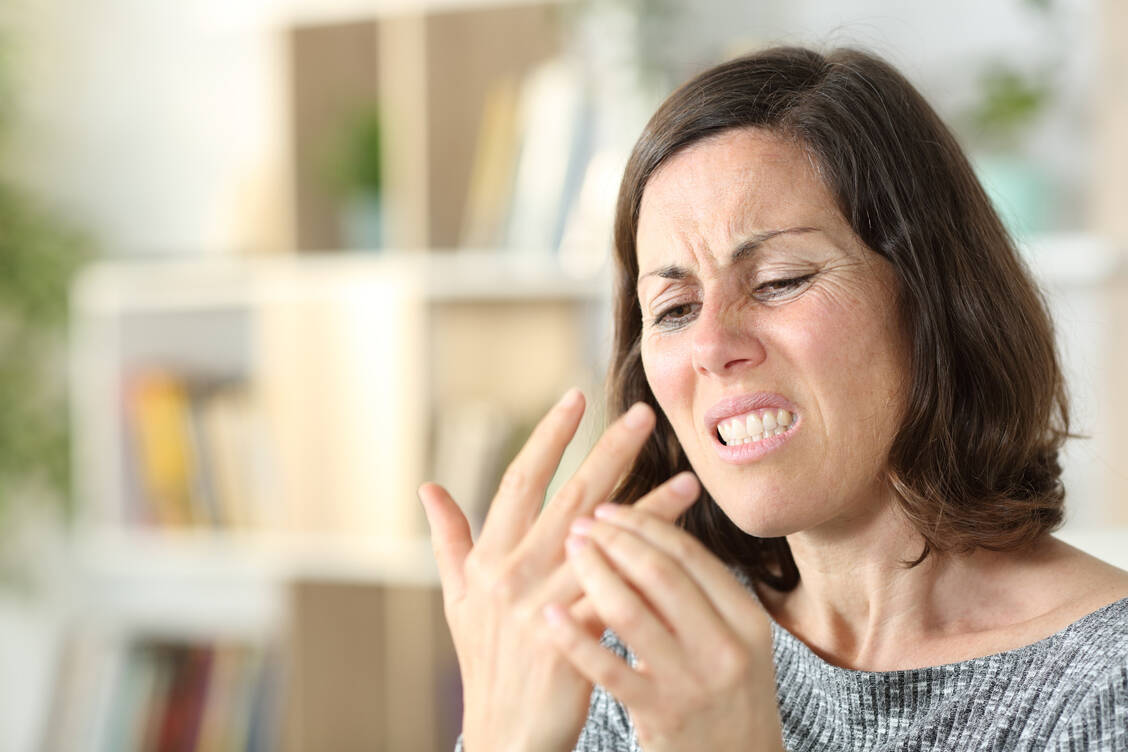 Frauen sind dreimal häufiger als Männer von rheumatoider Arthritis betroffen. Die entzündliche Erkrankung führt zu Schwellungen in den Gelenken und kann mit starken Schmerzen einhergehen. / Foto: Adobe Stock/PheelingsMedia
