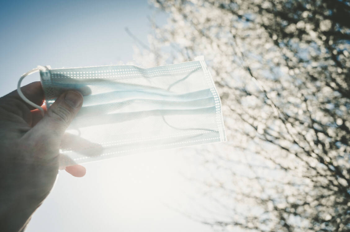 Derzeit herrscht immer noch eine hohe Aktivität bei den Atemwegserkrankungen. Influenza-B-Viren dominieren. Vor allem ältere Menschen und Immungeschwächte sollten sich in der Öffentlichkeit weiterhin mit Masken schützen. / Foto: Getty Images/Aitor Diago
