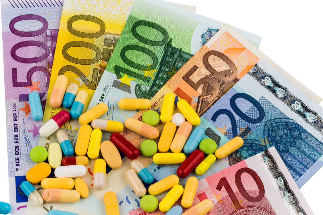 Wieviel Geld erstatten die Kassen für ein Medikament? Diese Information soll künftig  geheim bleiben können, wenn Pharmahersteller dies wünschen. / Foto: imago images/Shotshop