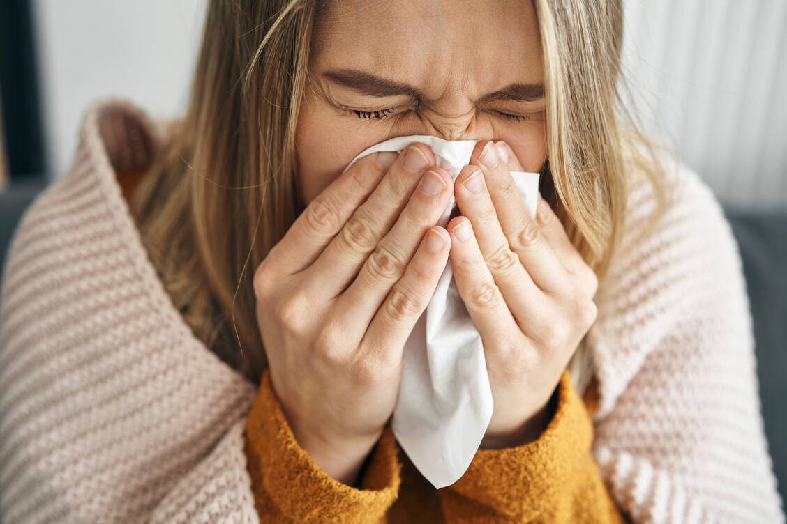 In der Erkältungszeit gehören Kombipräparate mit Pseudoephedrin zu den Schnelldrehern in der Apotheke. Bestimmte Risikopatienten sollen sie künftig aber nicht mehr anwenden. / Foto: Adobe Stock/gpointstudio