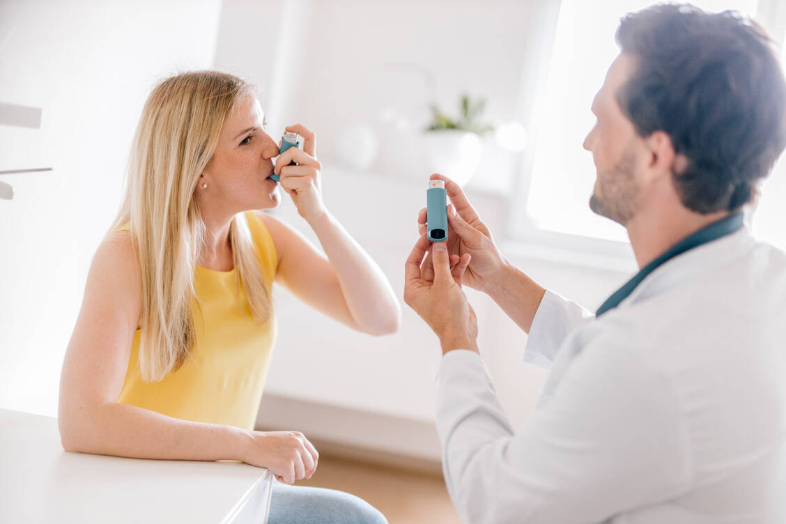 Auch Patienten, die ihr Device laut Eigenaussage gut kennen, machen noch Fehler. Hier kommt es manchmal auf eine passgenaue Ansprache an, um sie vom Nutzen regelmäßiger Schulungen zu überzeugen. / © Getty Images/Westend61