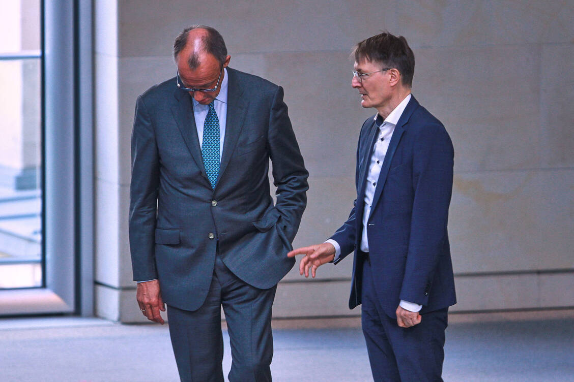 Wird der amtierende Bundesgesundheitsminister Karl Lauterbach auch einen Posten im Kabinett vom vermutlich zukünftigen Kanzler Friedrich Merz erhalten? / © IMAGO/dts Nachrichtenagentur