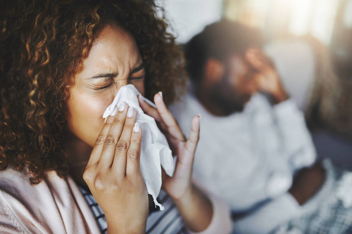 Es ist schwer vorauszusagen, ob und wie heftig in diesem und dem folgenden Winter die Grippesaison ausfallen wird. / Foto: Getty Images/PeopleImages
