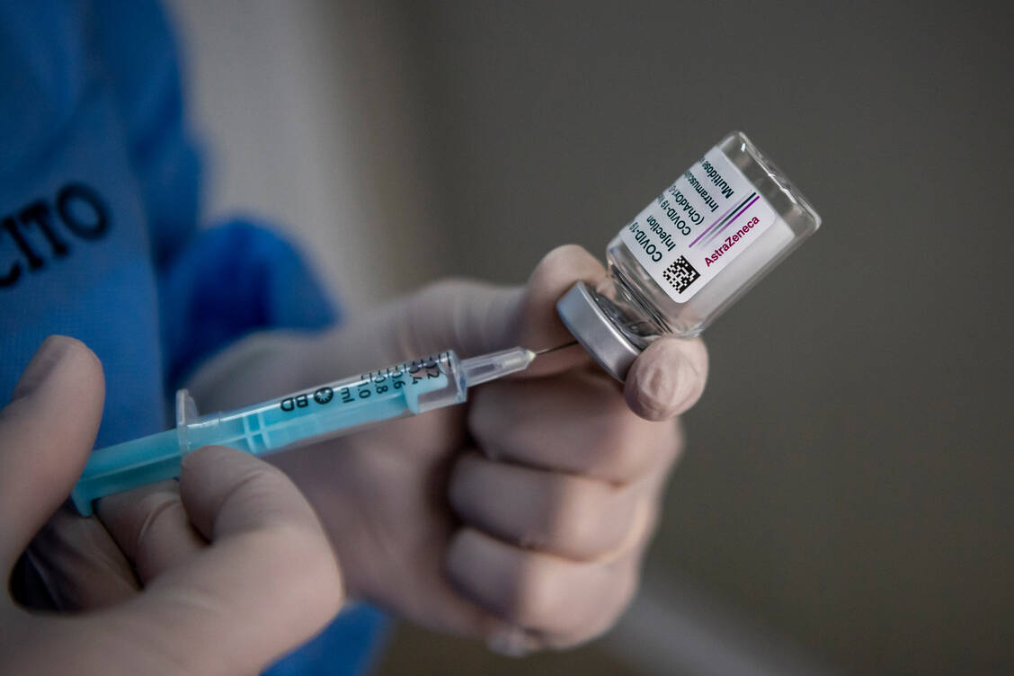 Bislang übersteigt die Rate thromboembolischer Ereignisse nach einer Impfung mit dem Covid-19-Impfstoff von Astra-Zeneca nicht die normal zu erwartende Rate. / Foto: Getty Images/Antonio Masiello