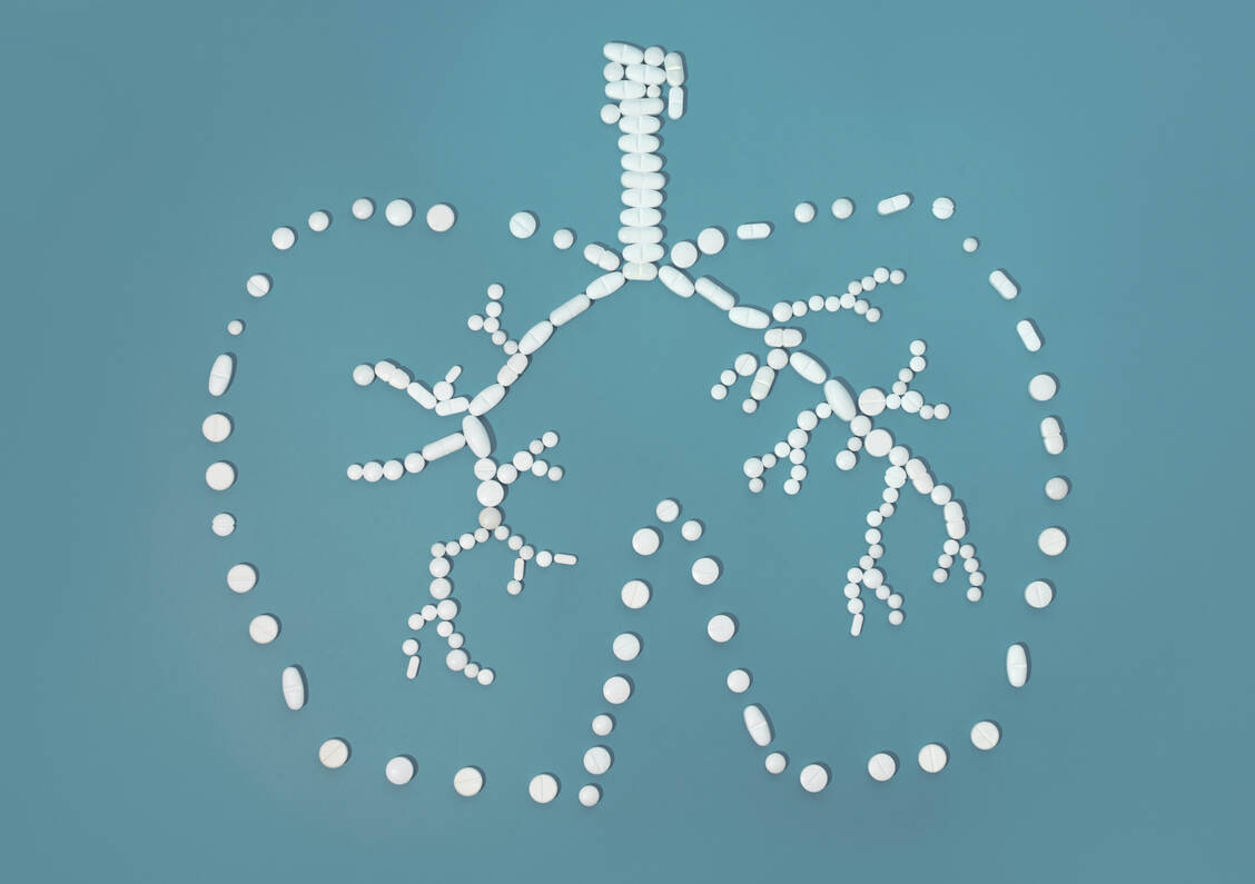 Eine Tuberkulose muss mit Antibiotika-Mehrfachkombinationen über mindestens sechs Monate therapiert werden. / © Getty Images/Yulia Reznikov