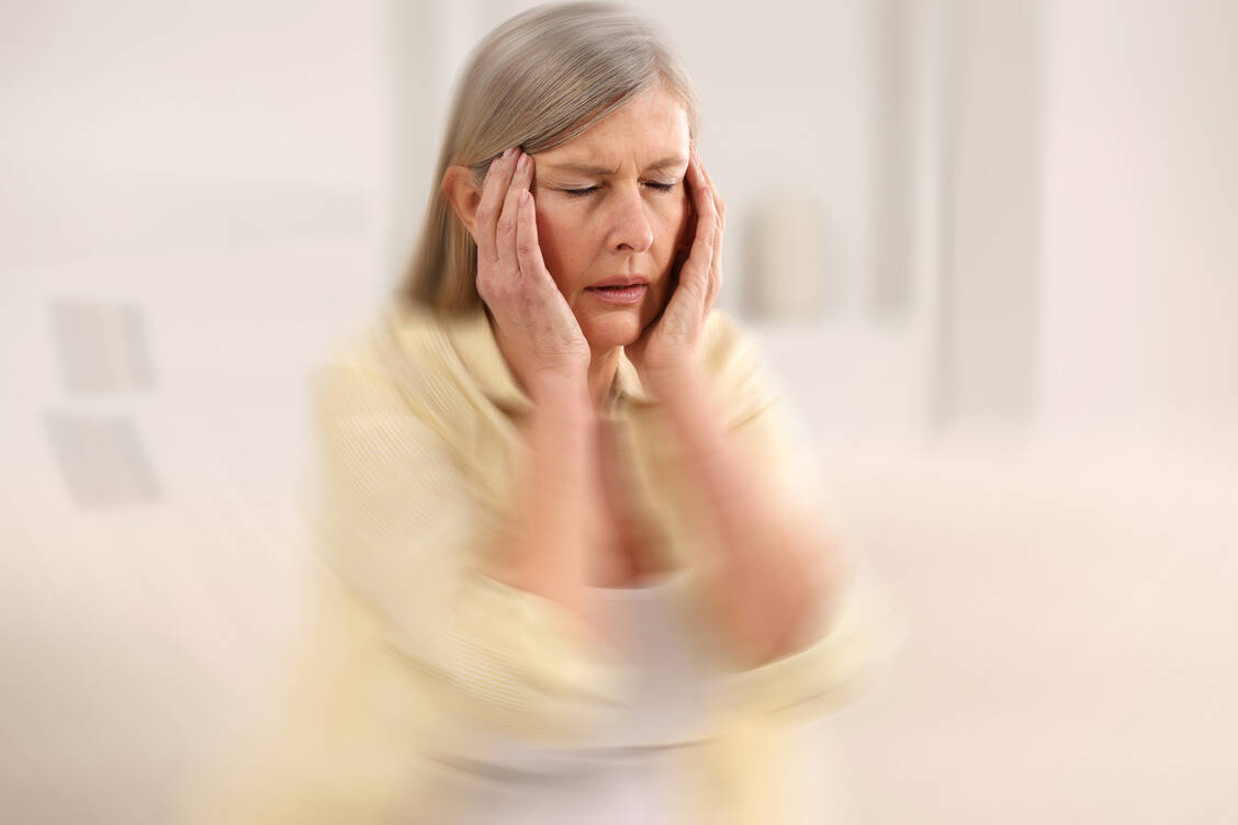 Schwindel und Benommenheit sind sehr häufige Symptome, die sehr viele verschiedene Ursachen haben können. Die Ursachensuche ist essenziell für die Wahl der Therapie. / © Shutterstock/New Africa