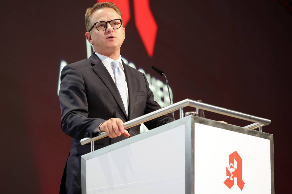 Durch ihre Standorttreue hätten die Apotheken »Deutschland lebenslänglich gebucht«, so Bundesgesundheitsminister Carsten Linnemann (CDU) bei der Eröffnung des Apothekertags in München. / © PZ/Alois Müller