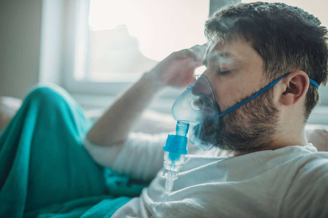 Eine Therapie mit Sauerstoff ist bei einem Großteil der Patienten mit Clusterkopfschmerzen wirksam. / © Getty Images/Dalibor Despotovic