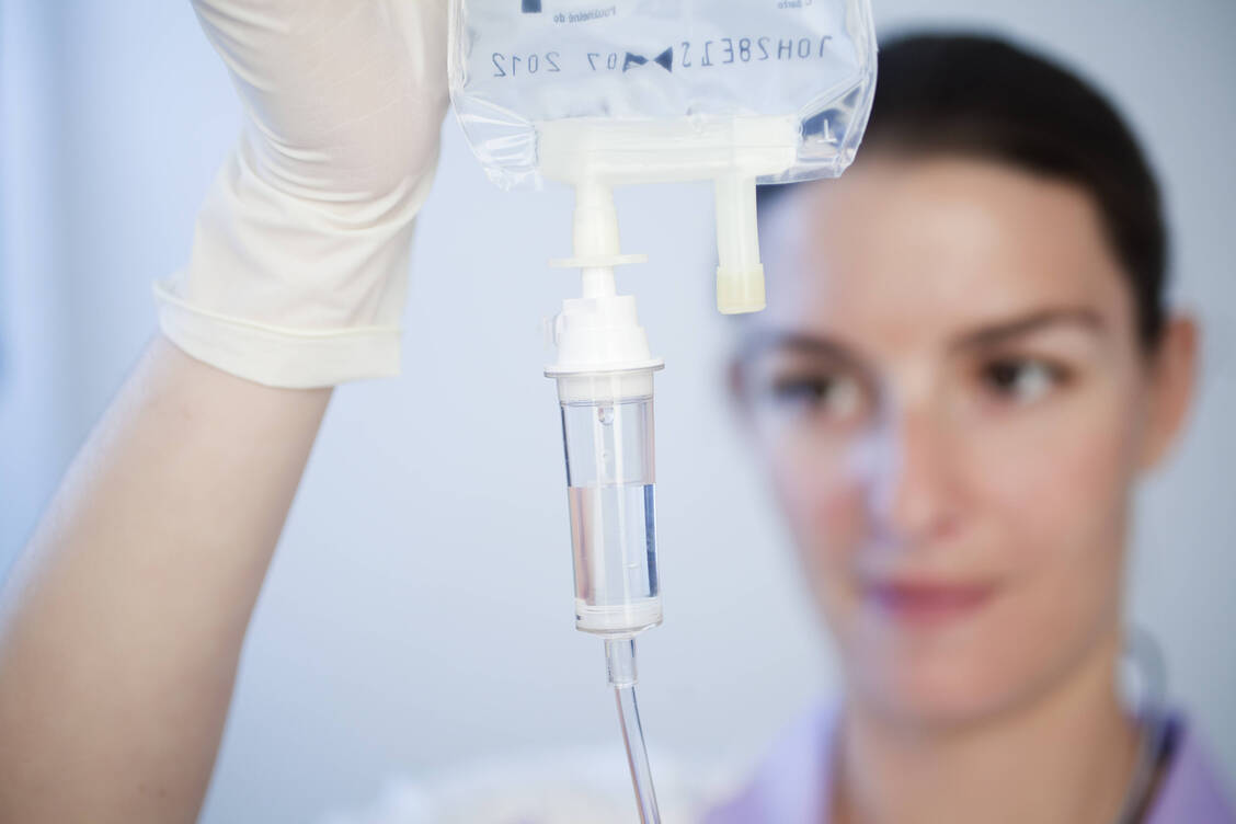 Die monoklonalen Antikörper gegen Covid-19 werden meist in Kliniken als Infusion verabreicht.  / Foto: Imago Images/CTK Photo