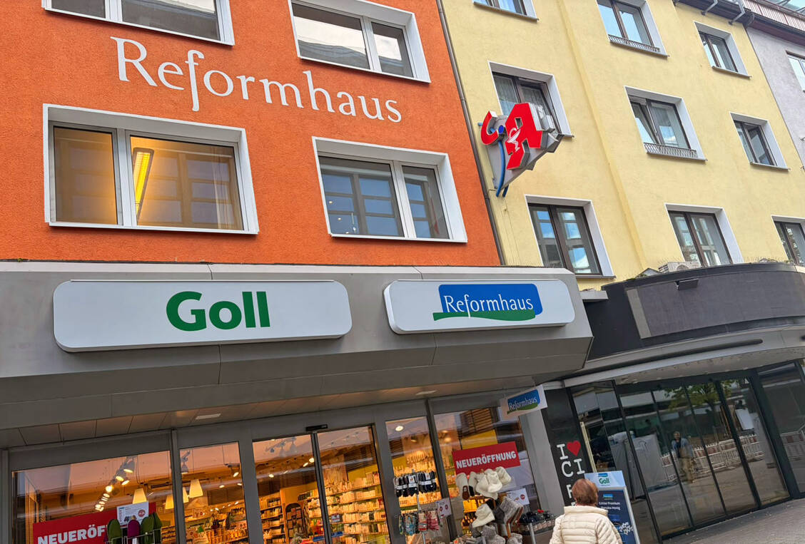 Immer wieder für Verwirrung bei der Kundschaft sorgt das Apotheken-A an einer Fassade in der Hagener Kampstraße. Es gehört zu einer längst geschlossenen Apotheke, aber viele ordnen es dem direkt angrenzenden Reformhaus zu. / © privat