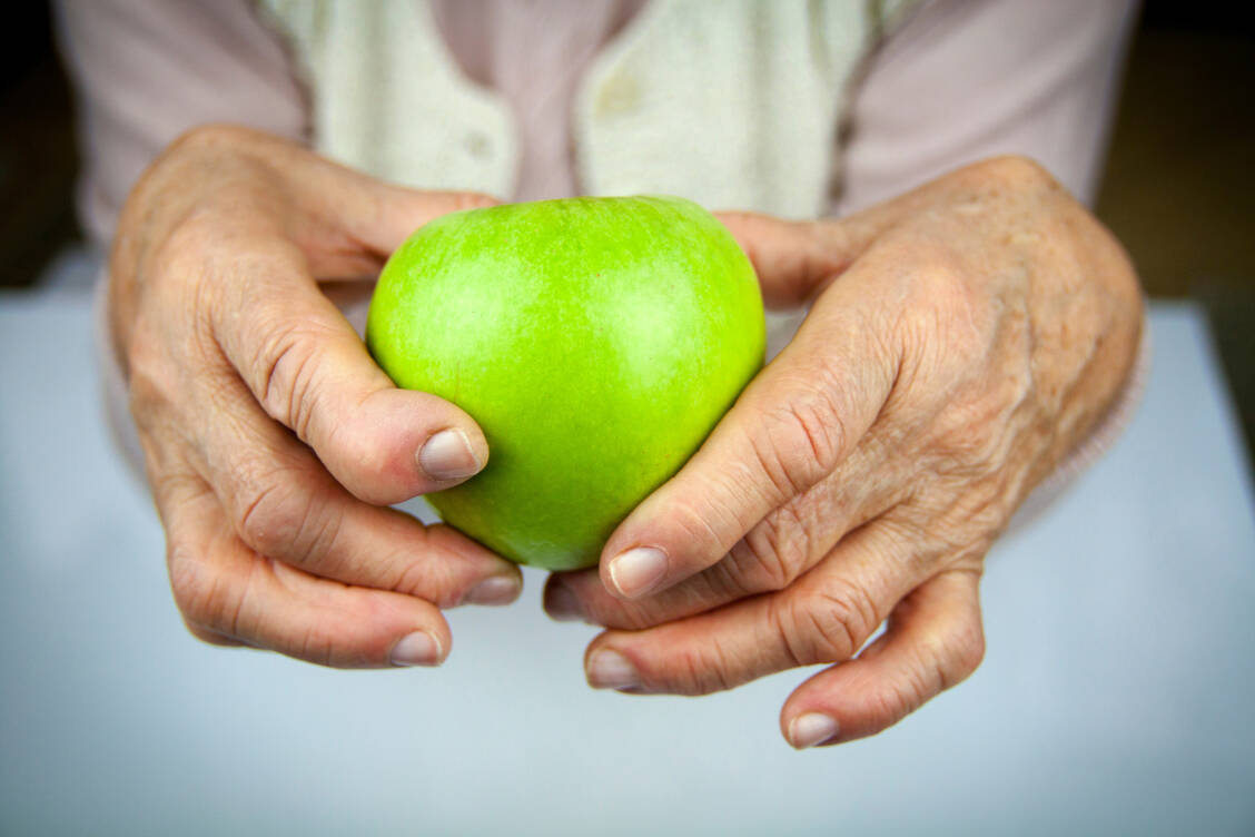 Eine gesunde Ernährung bringt zwar gesundheitliche Vorteile mit sich, wirkt sich aber scheinbar nicht spezifisch auf den Krankheitsverlauf rheumatischer Erkrankungen aus.  / Foto: Adobe Stock/hriana