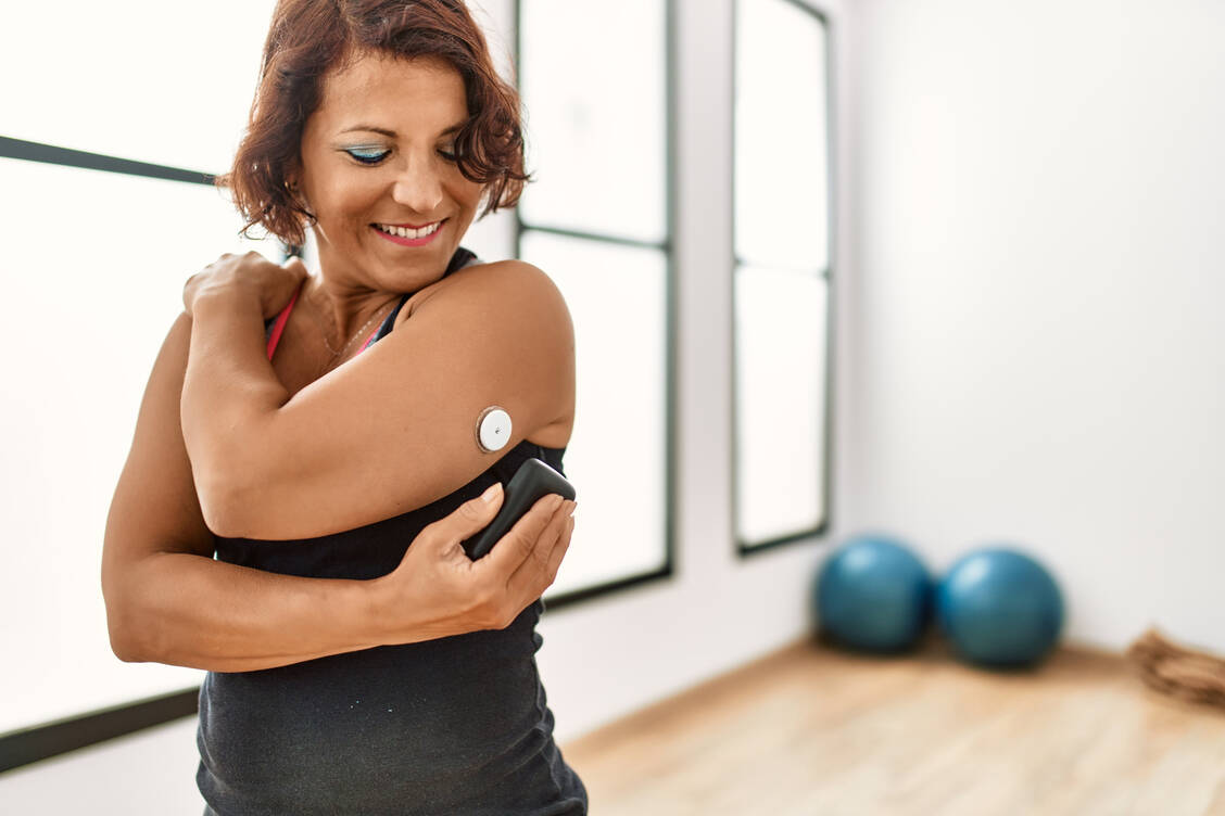 Frauen mit Diabetes sollten in den Wechseljahren häufiger ihren Blutzucker kontrollieren. Das gilt vor allem für insulinpflichtige Patientinnen. / Foto: Adobe Stock/Krakenimages.com