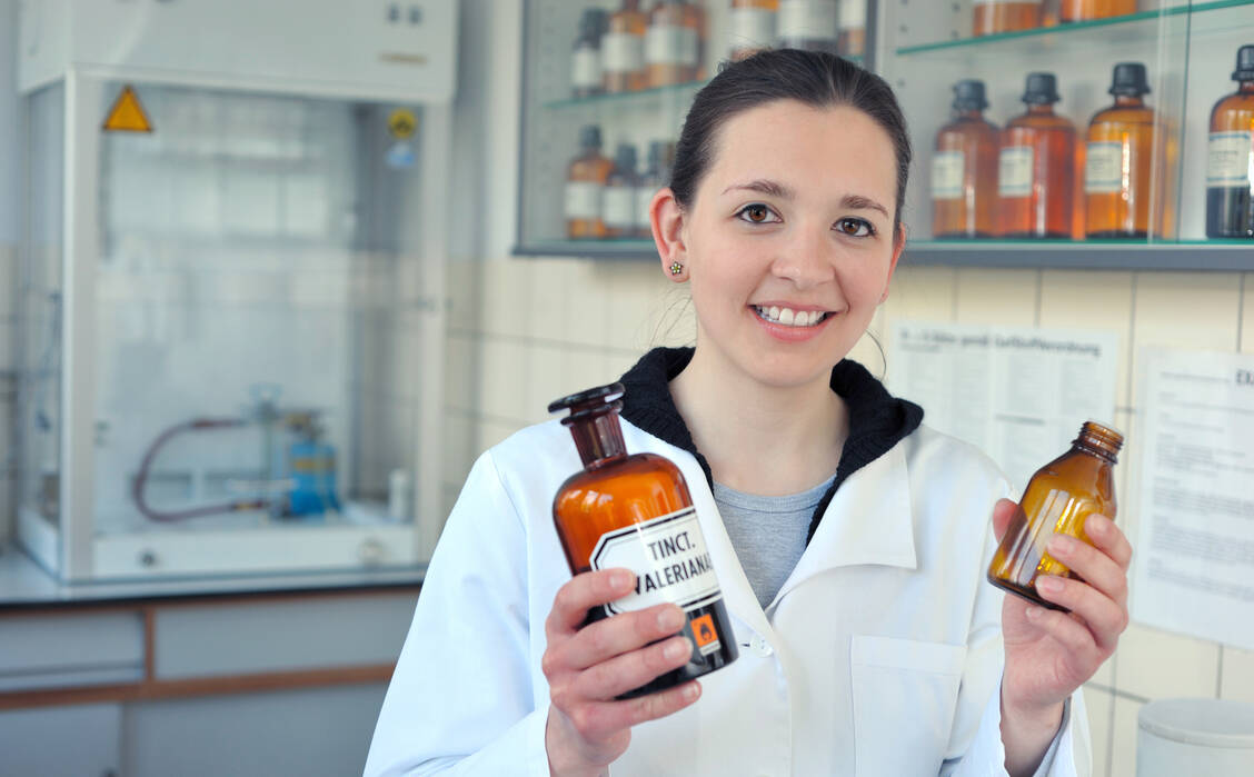 Interessante Praktika und Schnuppertage in der Apotheke können jungen Menschen zeigen, wie vielfältig und interessant die Arbeit in der öffentlichen Apotheke ist.  / Foto: Adobe Stock/Volker Witt