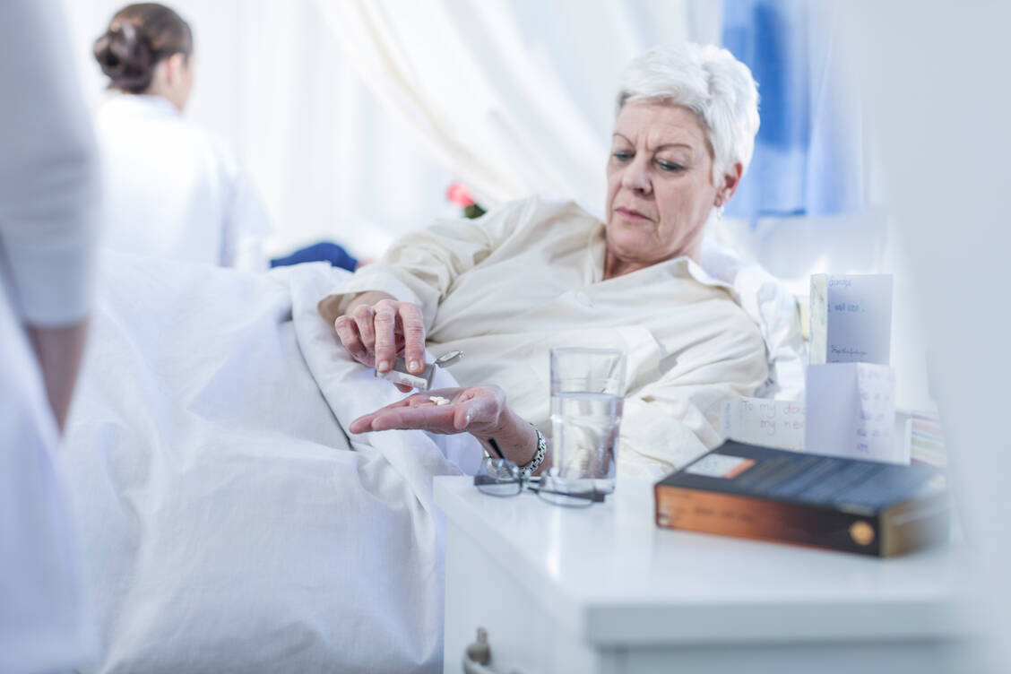 Viele Patienten mit Multimedikation können keine genauen Angaben zu all ihren Arzneimitteln machen. Oft muss bei den behandelnden Ärzten nachgehakt werden, welche »kleinen, weißen Tabletten« denn genau gemeint sind. Die Medikamente von zu Hause sollen jedenfalls nicht zusätzlich und eigenmächtig im Krankenhaus eingenommen werden. / Foto: Getty Images/Westend61/zerocreatives