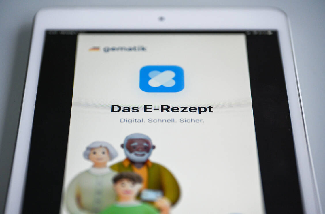 Wie kommt das E-Rezept von der Arztpraxis in die Apotheke? Darüber kann sich die Ärzteschaft nun in Baden-Württemberg in einem Showroom der Landesärztekammer informieren und den gesamten E-Rezept-Prozess selbst durchspielen. / Foto: picture alliance / FotoMedienService