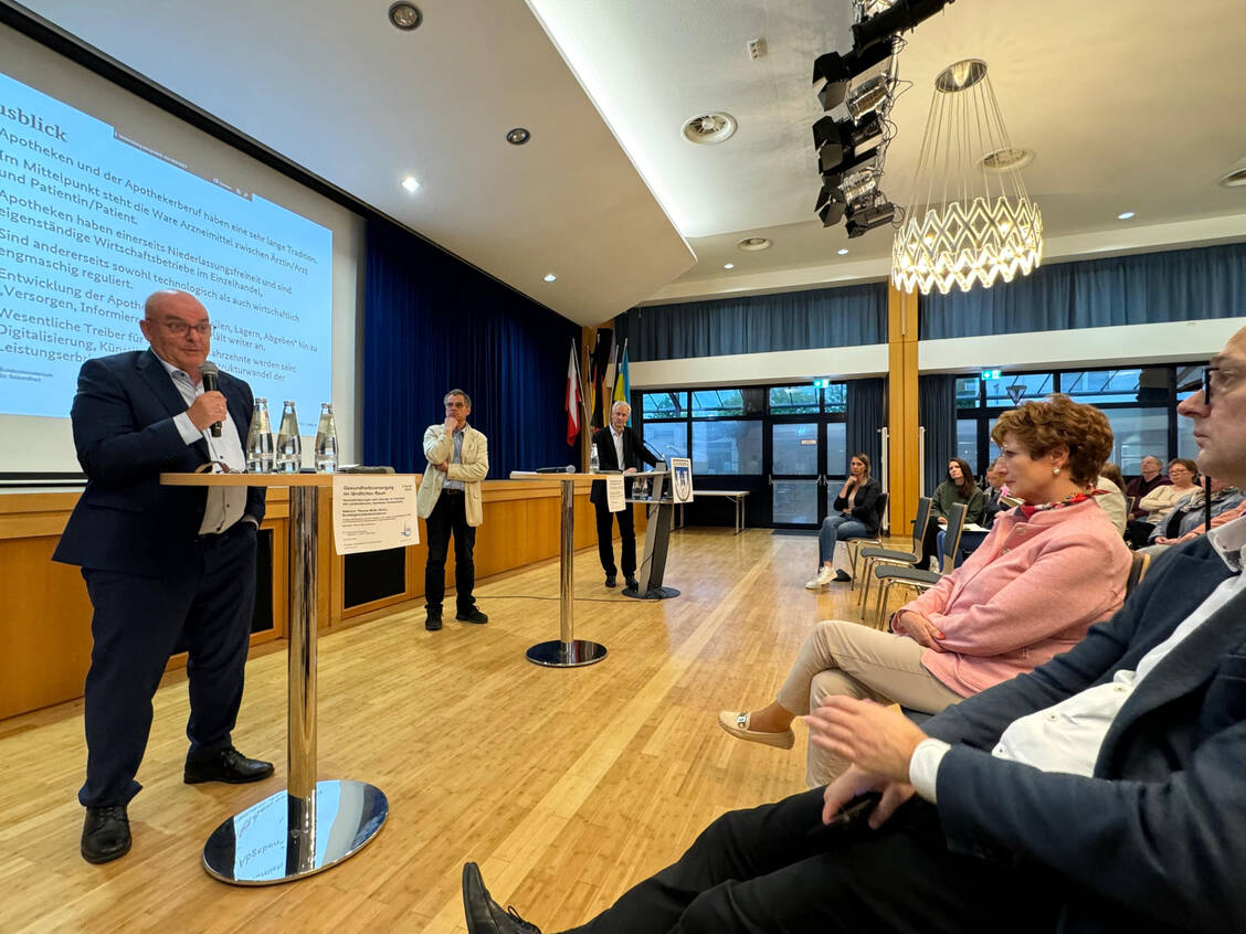 BMG- Abteilungsleiter Thomas Müller (r.) stand  mit dem Parlamentarischen Staatssekretär beim Bundesminister für Gesundheit, Edgar Franke (SPD, l.), auf der Bühne. Müller sprach über die Pläne des Ministeriums zur Apothekenreform. / Foto: PZ