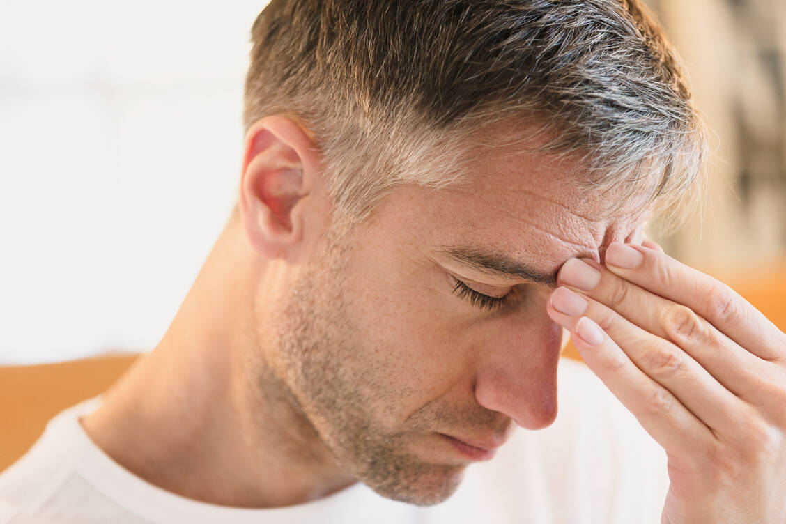 Mit Ubrogepant steht Migränepatienten in den USA bald eine neue Therapieoption zur Verfügung. In der EU hat der Hersteller noch keinen Zulassungsantrag gestellt. / Foto: Getty Images/Caiaimage/Sam Edwards